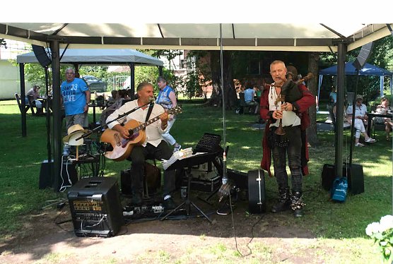 Ronald G&auml;&szlig;lein und "Burgherr" Kai Prengel er&ouml;ffneten das Fest musikalisch (Foto: Peter Blei)