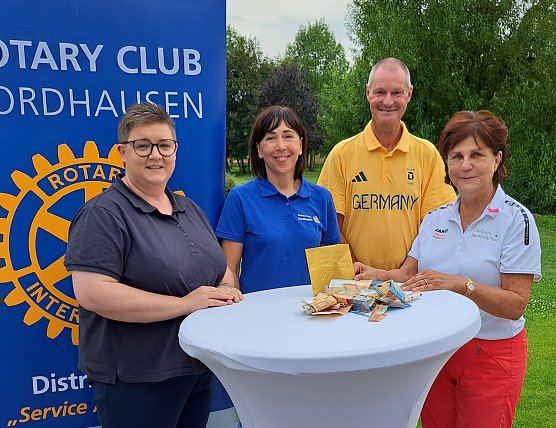 Neust&auml;dter Golfer spenden beim "Charity Turnier" (Foto: M.Holzapfel)