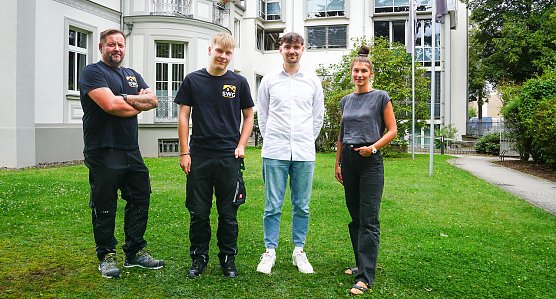 Marten Kunze und Kevin Heil (Mitte, links und rechts) sind die beiden Auszubildenden bei der SWG Objektmanagement GmbH und der SWG Nordhausen. Die Ausbilder Marco Adam und Sarah Krug freuen sich &uuml;ber die Neuen.ll (Foto:  SWG Nordhausen/S. Schedwi)