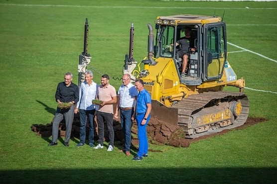 v.r. NUV-Vorsitzender Niels Neu, Nordhausens Landrat Matthias Jendricke, FSV Wacker 90 Pr&auml;sident Torsten Klaus, Th&uuml;ringer Minister f&uuml;r Bildung, Jugend und Sport Helmut Holter und Gesch&auml;ftsf&uuml;hrer der Servicegesellschaft des Landkreises Nordhausen Gunnar Reuter (Foto: Christoph Keil)