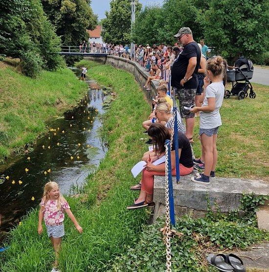 Das gro&szlig;e Entenrennen im Jahr 2023 (Foto: Daniela Steinecke)