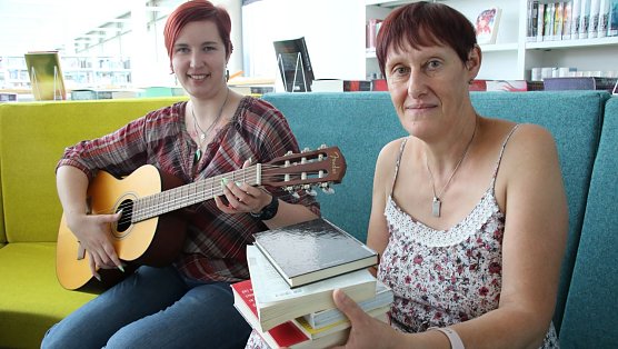 Hausleiterin Marie Kathrin Haase er&ouml;ffnet zum Bibliotheksfest am Samstag die "Bibliothek" der Dinge und Gaby Steinmetz stellt am Montag darauf die Lesef&ouml;rderung des "Mentorenprojekts" vor (Foto: agl)