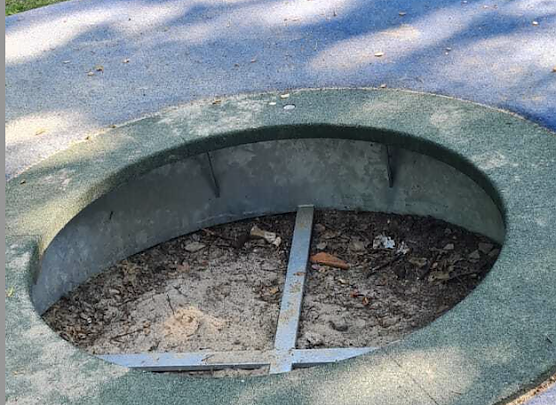 Wie Sie sehen sehen Sie nichts - im Rosengarten hatten es Unbekannte auf Spielplatz-Zubeh&ouml;r abgesehen (Foto: LPI)
