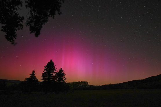 Polarlicht über dem Südharz (Foto: E. Krahl) Polarlicht über dem Südharz (Foto: E. Krahl)
