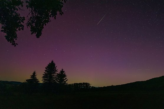 Perseidenschauer im nachlassenden Polarlicht (Foto: E. Krahl) Perseidenschauer im nachlassenden Polarlicht (Foto: E. Krahl)