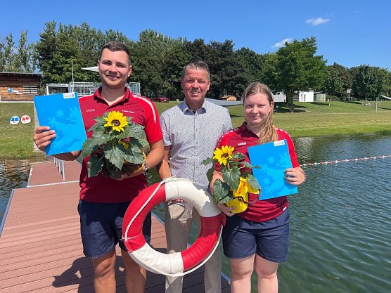 Herzliche Gl&uuml;ckwunsche an Elli Liebenrodt und Lukas Edeler gab es von Badehauschef Jens Eisenschmidt (Foto: Badehaus Nordhausen)