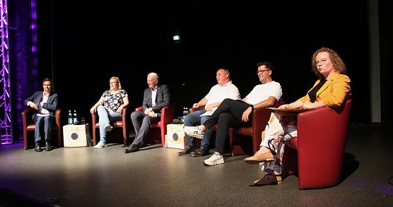 Wahlpodium im Jugendclubhaus (Foto: agl) Wahlpodium im Jugendclubhaus (Foto: agl)