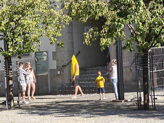 Aufr&auml;umen vor dem Neuen Rathaus (Foto: Peter Blei)