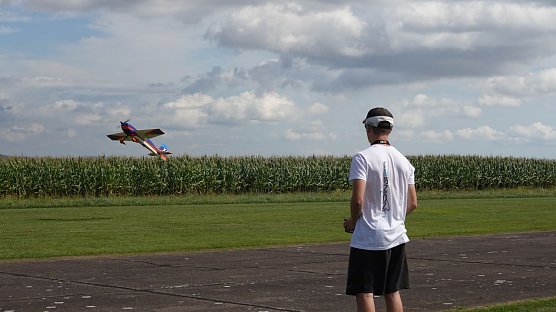 Tim Scherf mit dem Nachbau eines Kunstflugzeuges (Foto: nnz)