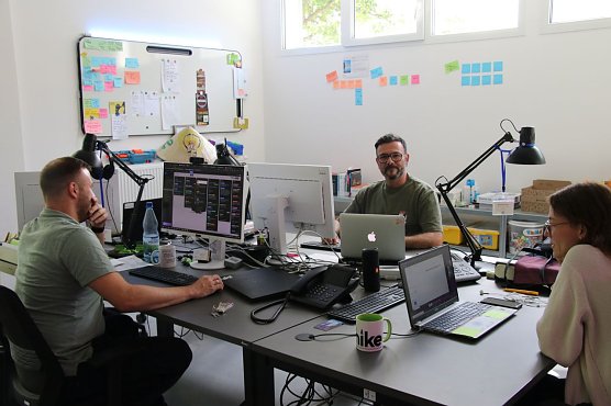 Thomas Herwig und Kollegen im offenen B&uuml;ro des "hike" (Foto: agl)