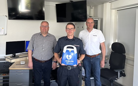 Tobias Mielke, Daniel Kunze und Matthias Jendricke mit einem AED in der Leitstelle der Kreise Nordhausen und Kyffh&auml;user  (Foto: oas)