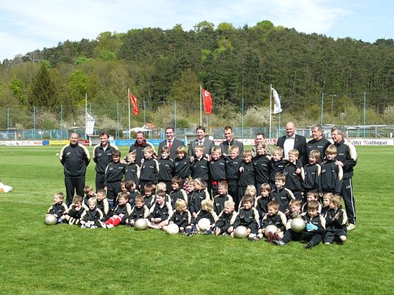 Wackers Jugendmannschaften, der Trainerstab und die Sponsoren (Foto: Angelo Glashagel) Wackers Jugendmannschaften, der Trainerstab und die Sponsoren (Foto: Angelo Glashagel)