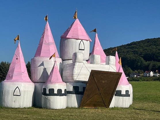 Ein M&auml;rchenschloss aus Stroh (Foto: Emma Grabe)