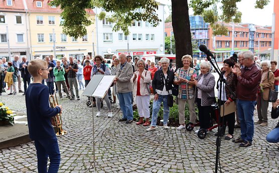 Gedenken an der Stele zum Weltfriedenstag (Foto: Stadtverwaltung Nordhausen) Gedenken an der Stele zum Weltfriedenstag (Foto: Stadtverwaltung Nordhausen)