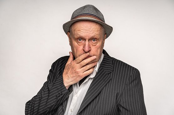 Kabarettist Heinz Klever wartet mit politischem Programm auf (Foto: Echte Nordh&auml;user Traditionsbrennerei)