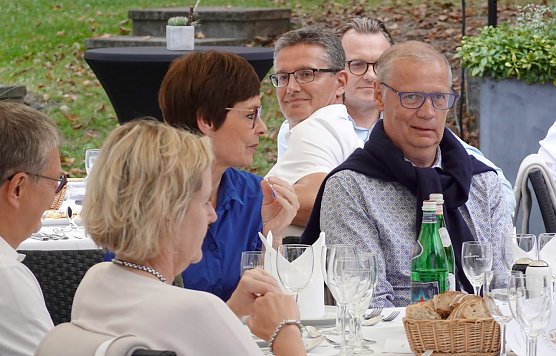 ...eigentlich ein ganz normaler Typ. Links neben Jauch seine Ehefrau. (Foto: nnz)