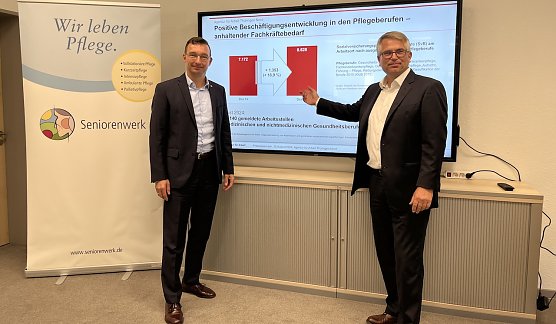 Christian Döring und Karsten Froböse erläutern die Arbeitsmarktzahlen für den August (Foto: oas) Christian Döring und Karsten Froböse erläutern die Arbeitsmarktzahlen für den August (Foto: oas)