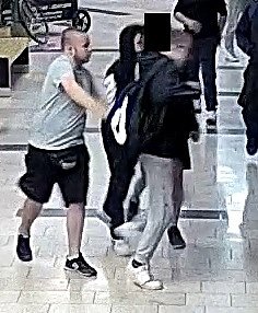 Wer erkennt die abgebildete Person im grauen T-Shirt (Foto: Polizei) Wer erkennt die abgebildete Person im grauen T-Shirt (Foto: Polizei)