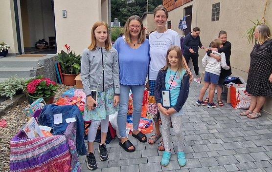 Katrin Eisfeld (2. von links) wird von ihrer Tochter Elisabeth unterst&uuml;tzt. Beim Flohmarkt vorbereiten wollten auch Emmi Charlotte Hotze (links) und ihre Schwester Annabell. (Foto: nnz)