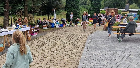 Schon am Morgen wurde emsig vorbereitet. Der Flohmarkt hat bis 14 Uhr in der R&uuml;digsdorfer Stra&szlig;e ge&ouml;ffnet (Foto: nnz)