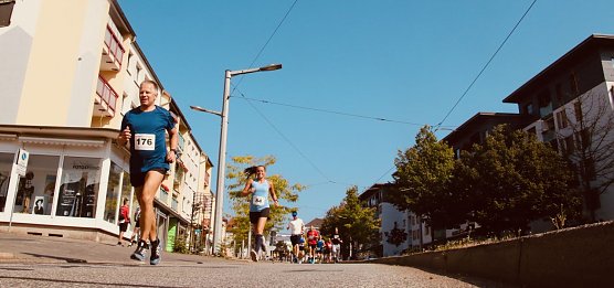Sportlich durch die Innenstadt - der City-Lauf f&uuml;hrte zur 18. Ausgabe wieder &uuml;ber die gewohnte Strecke durch die Nordh&auml;user Innenstadt (Foto: agl)