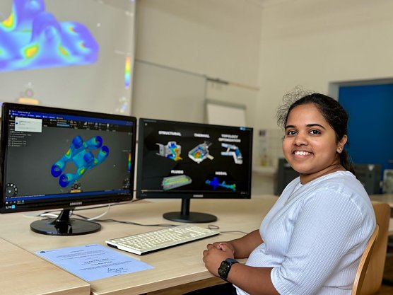 Die gl&uuml;ckliche Preistr&auml;gerin Rutuja Koli bei der Erstellung ihrer Abschlussarbeit (Foto: Tina Bergknapp)