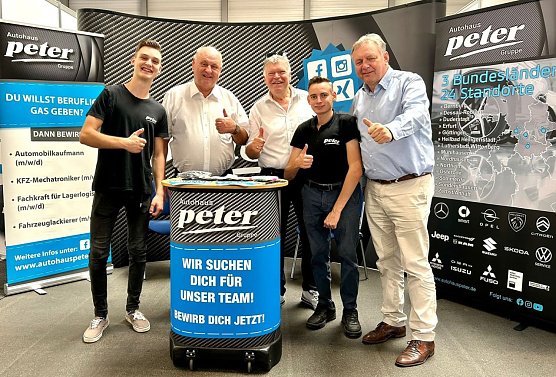 Zum Auftakt der Berufsmesse besuchte Gesch&auml;ftsf&uuml;hrer der Peter-Gruppe, Helmut Peter, gemeinsam mit dem Messechef Michael Kynast den Stand der Nordh&auml;user. Auf dem Bild von links: J&ouml;rn Borris, Helmut Peter, Achit T&ouml;lle, Paul Biedermann und Michael Kynast. (Foto: red)