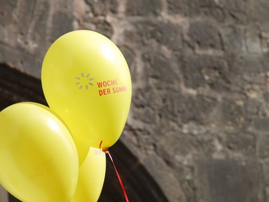 Gelber Luftballon "Woche der Sonne" (Foto: Angelo Glashagel)