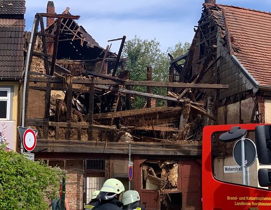 Das abgebrannte Haus ist eingest&uuml;rtzt und wird mit Hilfe des THW abgetragen (Foto: S. Dietzel)