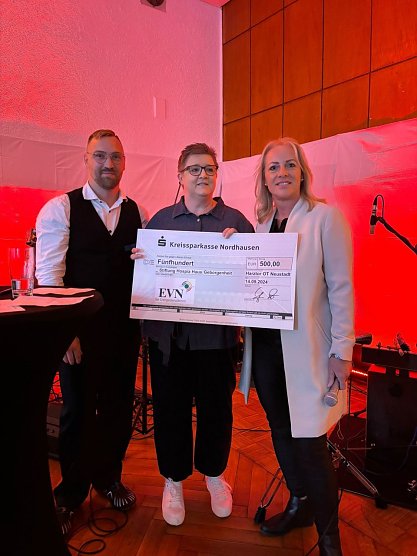 Melanie Bruer, Mitarbeiterin im Vertrieb der EVN, &uuml;bergibt 500 � Spendenscheck an Antje Wolf-Sauer, Hospizleitung, und Stefan John, Pflegedienstleiter des Haus Geborgenheit in Neustadt. (Foto: EVN)