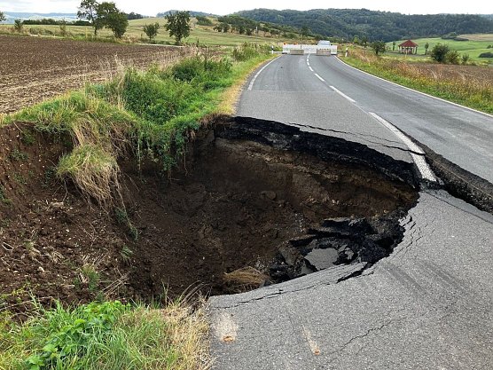 Erdfall an der Landstraße zwischen Buchholz und Steigerthal (Foto: Pressestelle Landratsamt) Erdfall an der Landstraße zwischen Buchholz und Steigerthal (Foto: Pressestelle Landratsamt)