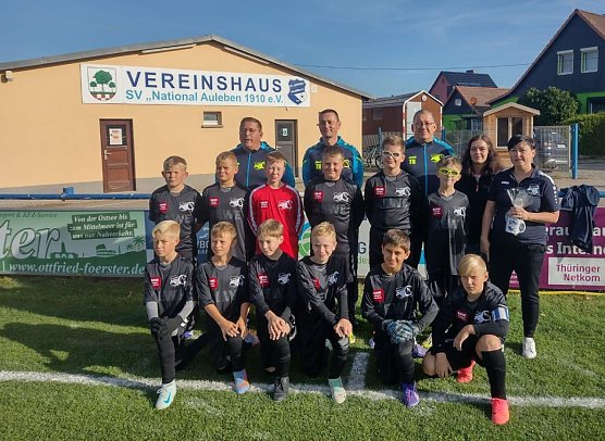 v.l.: D-Junioren mit ihren Trainern, Frau Gaspar und Frau Liesegang vom Sportverein (Foto: F. T&ouml;pfer)