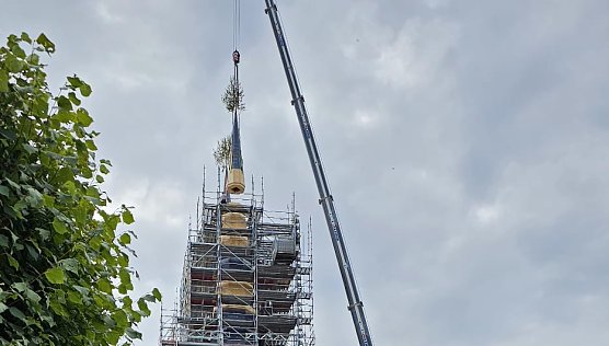 In Ellrich wurden heute die Spitzen auf die neuen Kircht&uuml;rme gesetzt (Foto: Sven Tetzel)