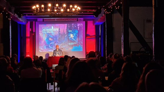 Schaurig, schummrige Atmosph&auml;re im Nordh&auml;user Tabakspeicher zum diesj&auml;hrigen Krimi-Festival "Mordsharz". (Foto: nnz)