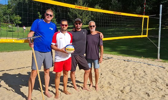 Ballübergabe auf dem neuen Platz (Foto: R.Gerlach) Ballübergabe auf dem neuen Platz (Foto: R.Gerlach)