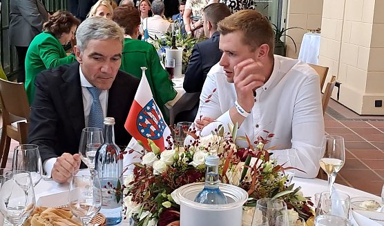 Auch Verfassungsgerichtspr&auml;sident Stefan Harbarth interessierte sich f&uuml;r Felix' Geschichte  (Foto: nnz/F.Loup)