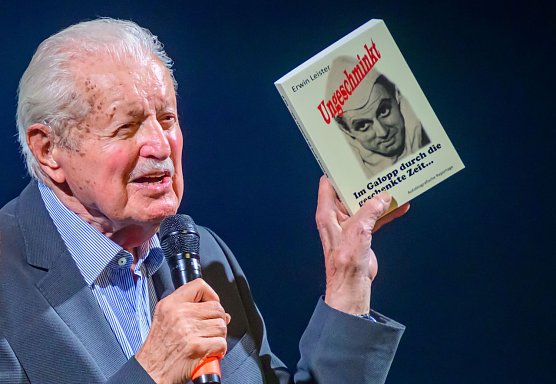 Erwin Leister mit seinem Buch "Ungeschminkt" (Foto: TNLOS) Erwin Leister mit seinem Buch "Ungeschminkt" (Foto: TNLOS)