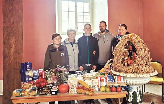 Der Gabentisch mit fr&ouml;hlichen Empf&auml;ngern (Foto: Horizont)