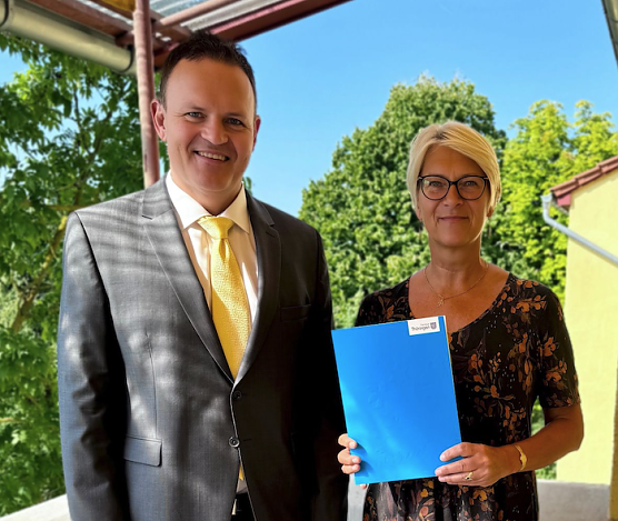  Prof. Dr.-Ing. Sylvia Dannewitz und Hochschulpr&auml;sident Prof. Dr. J&ouml;rg Wagner bei der &Uuml;bergabe der Abschiedsurkunde. Ein bewegender Moment nach &uuml;ber zwei Jahrzehnten wegweisender Lehr- und Forschungst&auml;tigkeit an der Hochschule Nordhausen (Foto: Katrin M&ouml;nch)