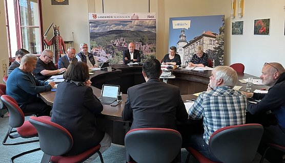 Der Kreisausschuss tagte im Plenarsaal des Landratsamtes (Foto: oas) Der Kreisausschuss tagte im Plenarsaal des Landratsamtes (Foto: oas)