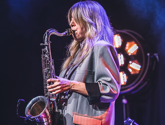 Die Saxophonistin Stephanie Lottermoser l&auml;dt sich zum Jazzrabazz im Nordh&auml;user Theater k&uuml;nsterlische Verst&auml;rkung ein (Foto: Steff Apperdenier)