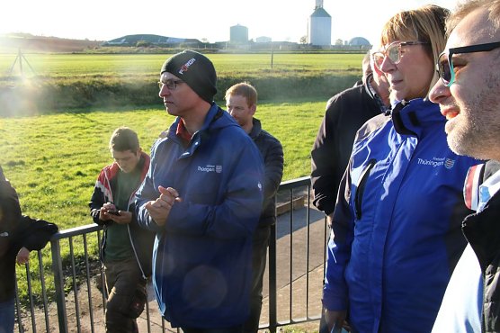 Marco Mann und Carolin Rinke vom Th&uuml;ringer Landesamt f&uuml;r Umwelt, Bergbau und Naturschutz erl&auml;uterten die Anlage und die Ma&szlig;nahmen zum Hochwasserschutz (Foto: agl)