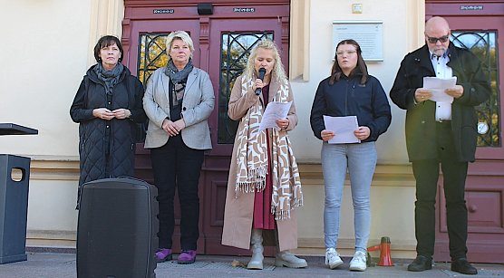 Carola B&ouml;ck, Franka Hitzing, Ines Sachse-Schellhammer, Hanna Winkler und Hans Georg M&uuml;ller heute Nachmittag vor den &uuml;ber achtzig Demonstranten (Foto: oas)