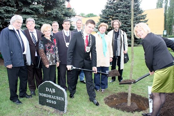 Die B&uuml;rgermeister der beiden Partnerst&auml;dte pflanzen eine Eiche (Foto: Patrick Grabe)