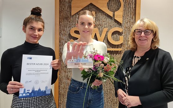  Ausbilderin Sarah Krug (links) und SWG-Chefin Inge Klaan (rechts) sind stolz auf Luisa Gr&auml;&szlig;er, die ihre Ausbildung zur Immobilienkauffrau als Beste im IHK Kammerbezirk Erfurt abgeschlossen hat. (Foto: SWG Nordhausen/S. Schedwill)