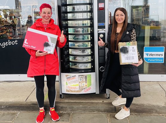  Die beiden Betreiberinnen (Mutter und Tochter)  Rita und Luzie Lorenz vor dem Secret Automaten (Foto: S.Dietzel)