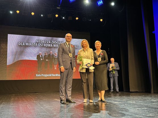 B&uuml;rgermeisterin Rieger nimmt stellvertretend die Verdienstmedaille f&uuml;r den Freundeskreis Nordhausen � Ostr&oacute;w Wielkopolski entgegen (Foto: Stadt Nordhausen)