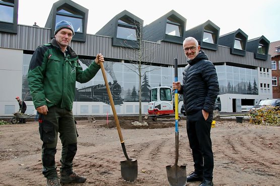 v.l.: Benjamin August, eine Sumpfeiche die einmal mit sch&ouml;ner Herbstf&auml;rbung erfreuen soll und Bauherr Axel Heck  (Foto: agl)
