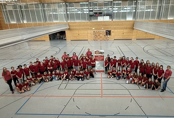 Die f&uuml;nften Klassen des Schiller-Gymnasiums freuen sich &uuml;ber neue Schul-Shirts (Foto: Schillergymnasium Bleicherode)