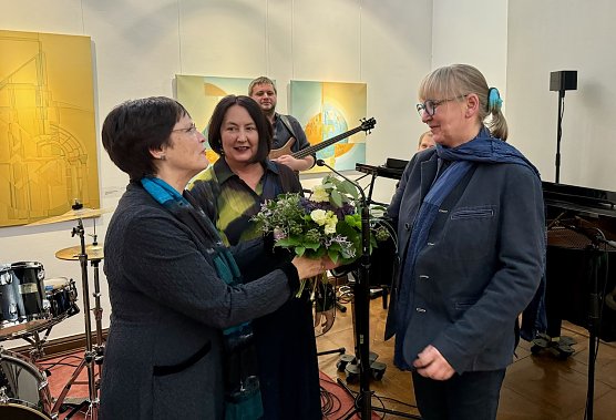 Glückwünsche für Ute Zyrus-Gonska (rechts im Bild) (Foto: Stadtverwaltung Nordhausen) Glückwünsche für Ute Zyrus-Gonska (rechts im Bild) (Foto: Stadtverwaltung Nordhausen)